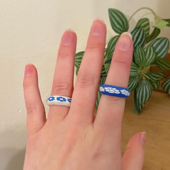 Pretty Pair Of Vintage 90’s Polymer Clay Flower Rings - Picture 2 of 2